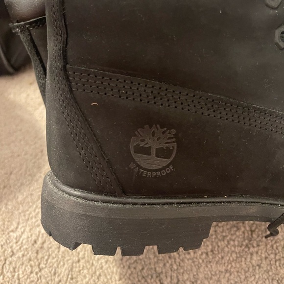 Women’s black timberlands, size 8, waterproof - Picture 3 of 4